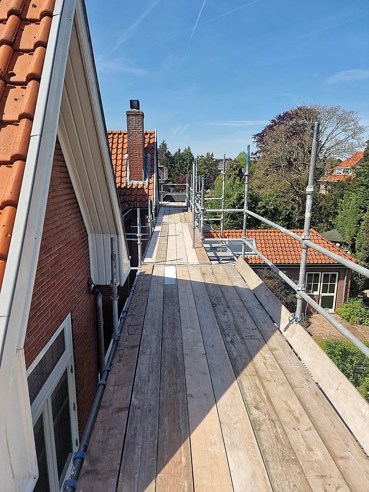 Assembly the scaffold: why a flat surface is crucial